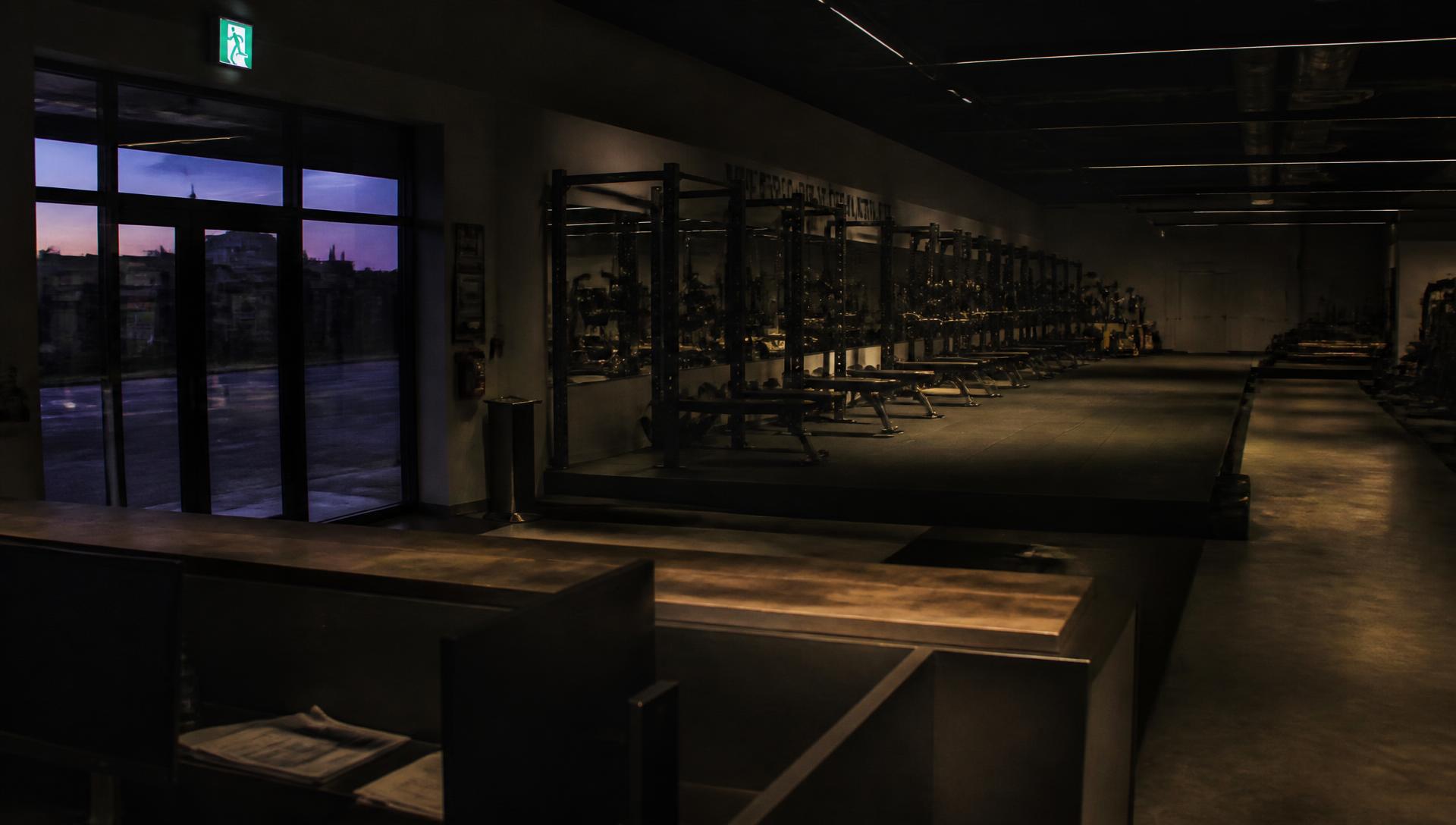 Interior de un gimnasio al anochecer